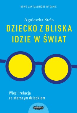 Dziecko z bliska idzie w świat.